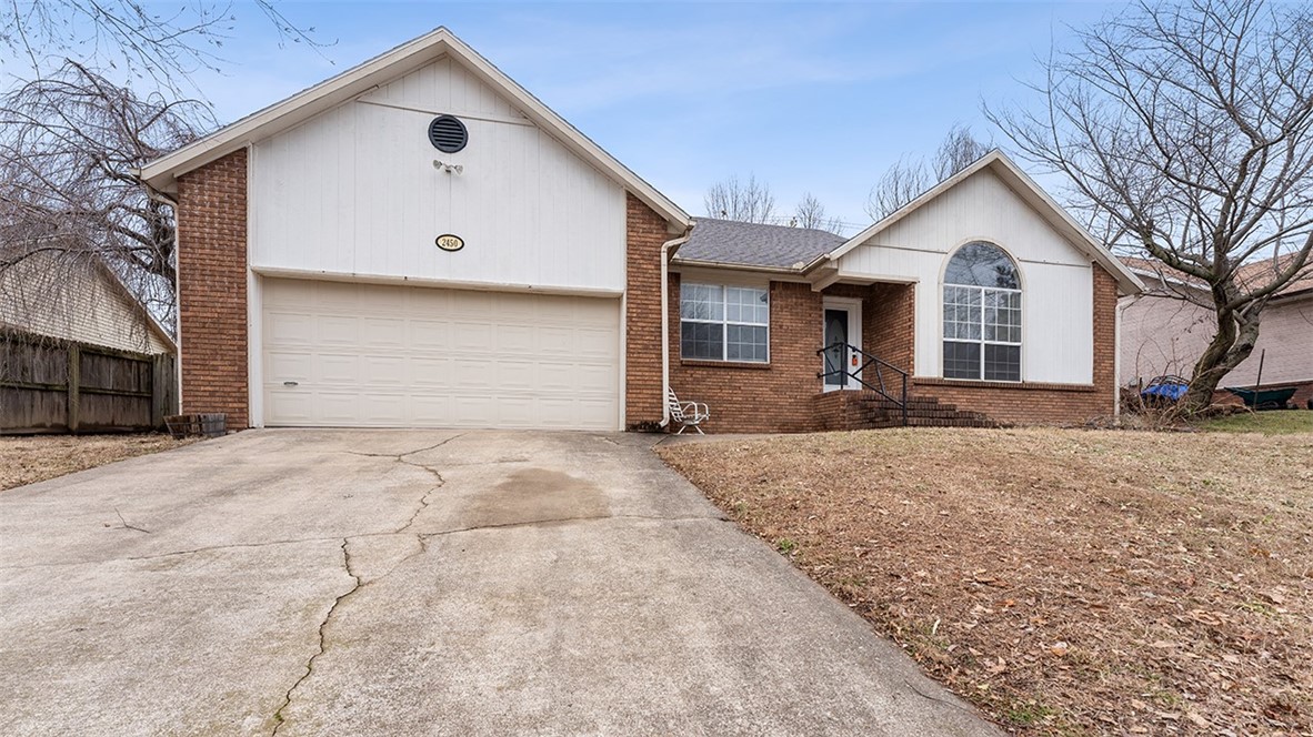 1-5 minute walk to Razorback Greenway & from Joyce WMT, NWA Mall and I-49 access. 3BR/2BA Living area with hardwood floors, fireplace, large eat-in kitchen & formal dining area. Master comes with jetted tub & shower. Backyard shielded from evening summer sun with covered patio. Front porch offers nice view of night city lights.
Please note: This is a NO Pet property.
We do not advertise on Craigslist or Facebook Marketplace.