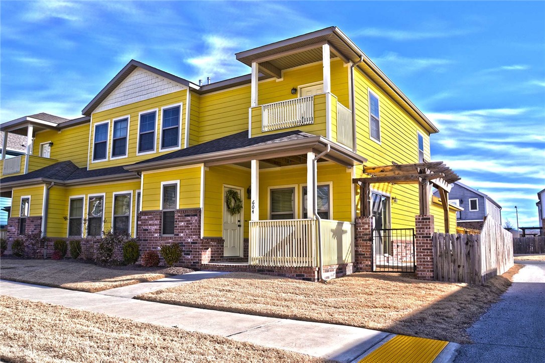 NEW CONSTRUCTION luxurious 4BR 3BA town homes. Wood floors, FP, breakfast nook, spacious SS kitchen w/granite, breakfast bar, porch off living room, 2nd level balcony, 8”crown, 10" ceilings, fenced, 2car garage. ALL APPLIANCES, FREE CABLE/INTERNET, FREE MEMBERSHIP TO BOYS/GIRLS CLUB w/access to indoor pool/basketball/fitness center! Razorback transit stop on the street. PERFECT FOR FAMILIES. Good green space for tossing a football.