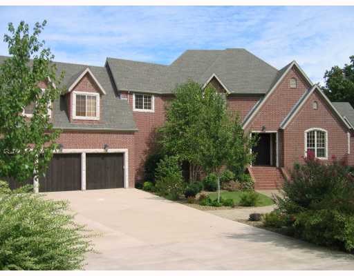 HUGE PRICE REDUCTION on beautiful estate home in Talamore! Stately home on 4.2 acres, inground
pool, spacious rooms, 3 levels. Light, bright, open floor plan. Huge game/family room with wet bar,
stained concrete floors, custom blinds, so much more.