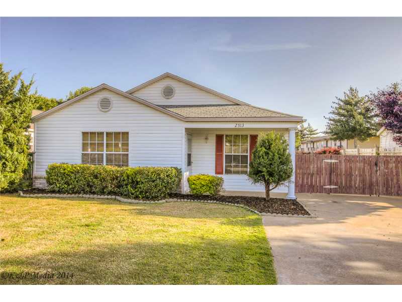 Well maintained home within the Museum District and walking distance to Memorial park, close to schools and Interstate. Minutes from Walmart offices and the square. Great starter home or investment property. Nice size yard, laminate floors separate,laundry room and side yard entrance.