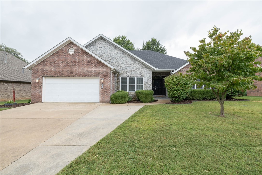 Attention all homebuyers!! Don’t miss your chance at this charming 4 bedroom, 2 bath home! Featuring hardwood floors, fresh paint, walk-in closets, and the cutest sunroom off the dining room. Conveniently located just off Wagon Wheel near I-49! Call today for a showing.