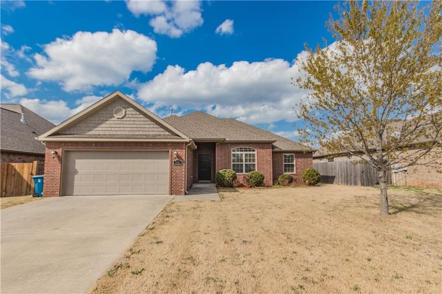 Beautiful 4-bedroom, 2-bath home in the sought-after Riverwalk Subdivision of SW Bentonville!
This move-in-ready gem features fresh interior paint, elegant granite countertops, a spacious split-bedroom layout, and a cozy fireplace. Enjoy an inviting eat-in kitchen and a fenced backyard complete with a covered patio—perfect for relaxing or entertaining. Don’t miss this exceptional home in a fantastic location!