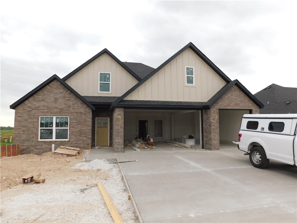 Welcome to this stunning new construction in the sought-after South Pointe Subdivision! This beautifully
designed 5-bedroom, 3-bath home with a 3-car garage offers 2,500 sq ft of thoughtfully crafted living
space. The open floor plan is perfect for modern living, featuring a bright and airy living room with striking
exposed beams, which continue into the spacious master suite. The gorgeous kitchen boasts high-end
finishes, ample storage, and a layout ideal for entertaining. Downstairs, a versatile bedroom can serve as a
home office or guest room, while the inviting covered back porch provides a relaxing outdoor retreat.
Located in the Har-Ber High School district with easy access to I-49, this home is packed with quality
features and thoughtful details throughout. Don’t miss your chance to make it yours—schedule a showing
today!