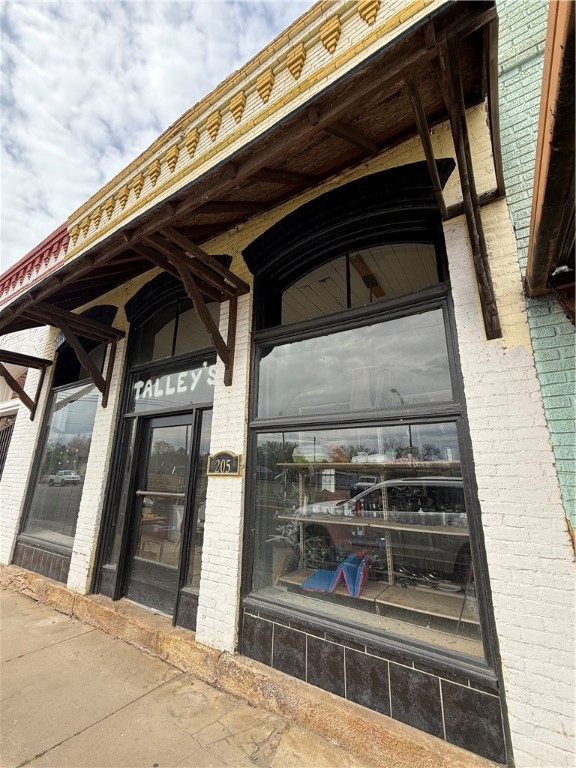 Main image without alt text