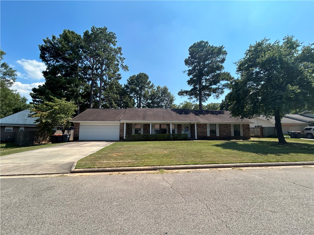 Charming Traditional Brick Home on Quiet Street
Located in a highly desirable and convenient area, this well-maintained traditional brick home offers both comfort and practicality. With 3 spacious bedrooms and 2 full baths, this home is perfect for families or those looking for room to grow.
Large Living Room: Features a cozy fireplace, ideal for relaxing and entertaining.
Formal Dining Room: Perfect for hosting gatherings and family meals.
Bright Breakfast Area: Enjoy your morning coffee in the sunny breakfast nook with a charming bay window.
Spacious Utility Room: Plenty of space for laundry and additional storage.
Double Garage: Ample room for vehicles and storage.
Deck & Detached Storage: Enjoy outdoor living on the deck, plus extra storage space for tools or outdoor equipment.
This home is situated on a quiet street but remains close to all essential amenities, making it an ideal choice for both peace and convenience.