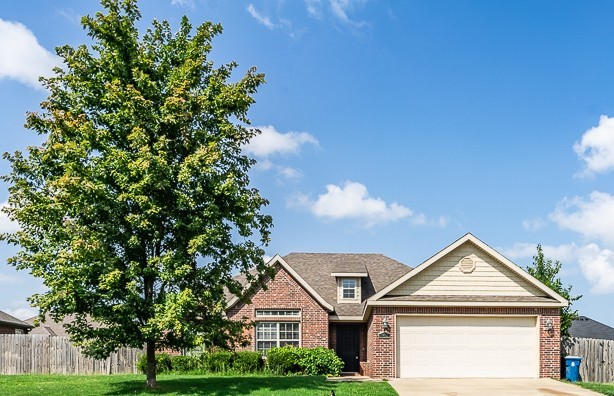 Super location & quick access to Bentonville or to Centerton is this 4-bedroom 2-bath home with a little over 1800 sq. ft. of living space. Dual vanities in primary bath, tiled shower & jacuzzi tub. Tiled living room and all main areas with carpeted bedrooms. Appliance package, pantry, custom cabinets and kitchen island. Large privacy fenced back yard with covered back porch. Granite throughout, island bar in kitchen. Nice open floor plan.