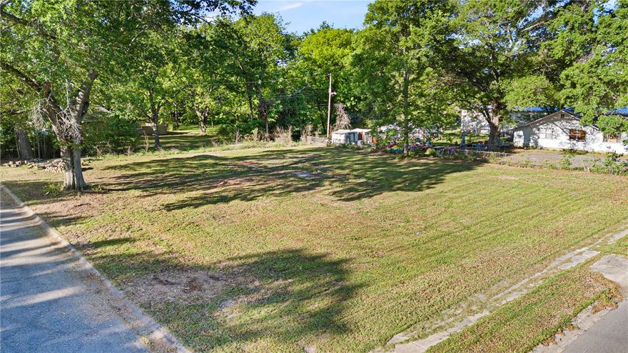 Wonderful opportunity for your new business, located in the Opportunity Zone! This large lot has high visibility and high traffic counts along E. Parkway Drive in Russellville. This location is zoned C-4 and is surrounded by homes, retail, insurance, and various other business types. Lot is 100x140 and is on the corner of E Parkway and N Hartford Avenue.