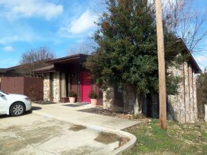 Office building in Harrison Medical Park. This premier location is only blocks from North Arkansas Medical Center. Low maintenance brick building is approximately 1500 sq ft with nice vaulted ceilings. Features a kitchen/lab, 6 rooms, 3 1/2 baths and gas log fireplace with newer heating/cooling unit, newer floor coverings in baths and newer paint.
