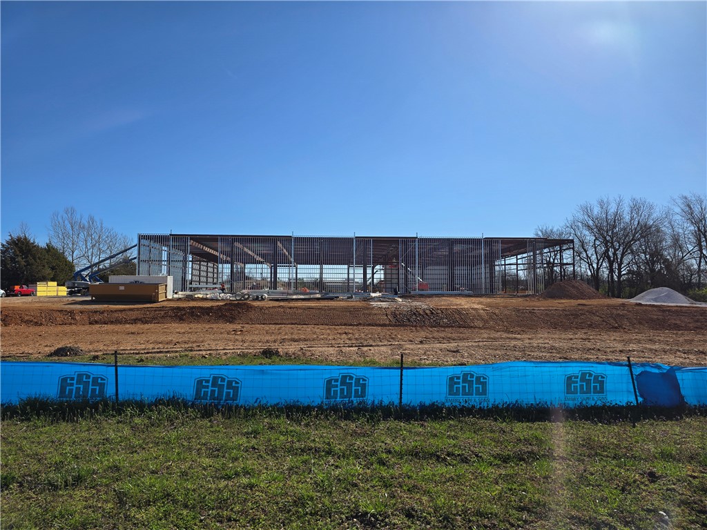 35,000SF Warehouse for lease. Currently under construction with a finish date of May 10th. Property has plenty of excess land for outdoor storage or truck parking. ESFR sprinkler system, 3 docks & 1 drive-in door.