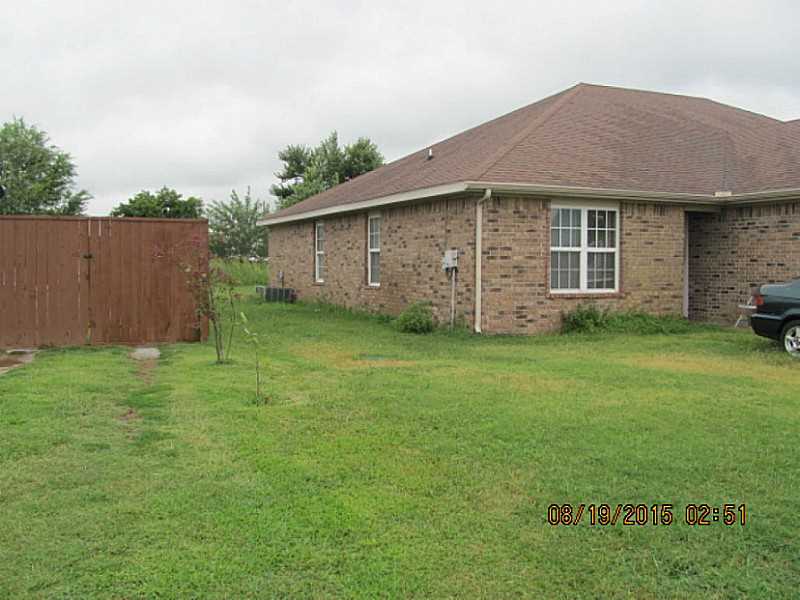 Are you planning for your future? this is the perfect starting point! You could rent out both sides or live in one side and rent the other side. 3 bedrooms, 2 bathrooms and 1 car garage on each side. Spacious living room and kitchen.,Very spacious investment property in a well established subdivision in city limits of Springdale and Bethel Heights.