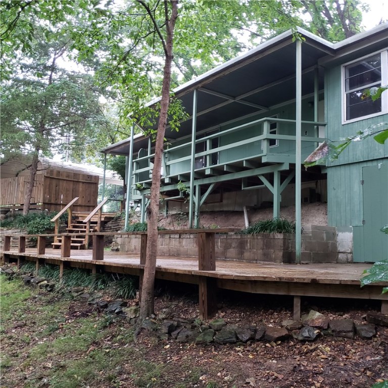 Nice one bedroom house located just above Lake Bella Vista. Mountain Bike trail is immediately behind the backyard. North end of Razorback Greenway terminates at Lake Bella Vista park very near this house. Jump on the Greenway and ride all the way to Fayetteville and everywhere in between. Huge decks to enjoy the wooded backyard. Feels like country living but really close to downtown Bentonville. Slaughter pen mountain bike area is only a few minutes ride.