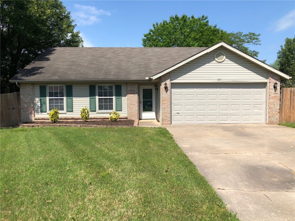 Great 3 bedroom 2 bath on home Cul-de-sac. Vinyl plank wood flooring through out home. Vaulted ceiling in living room, large fenced back yard. Close to Bentonville West High School and Gamble Elementary. 2 car garage. $250 per pet refundable pet deposit and additional pet rent applies with pets.