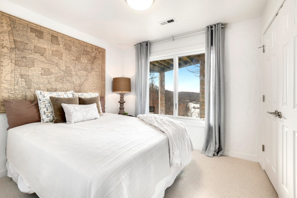 Hawks Landing On Beaver Lake Rurban - Residential