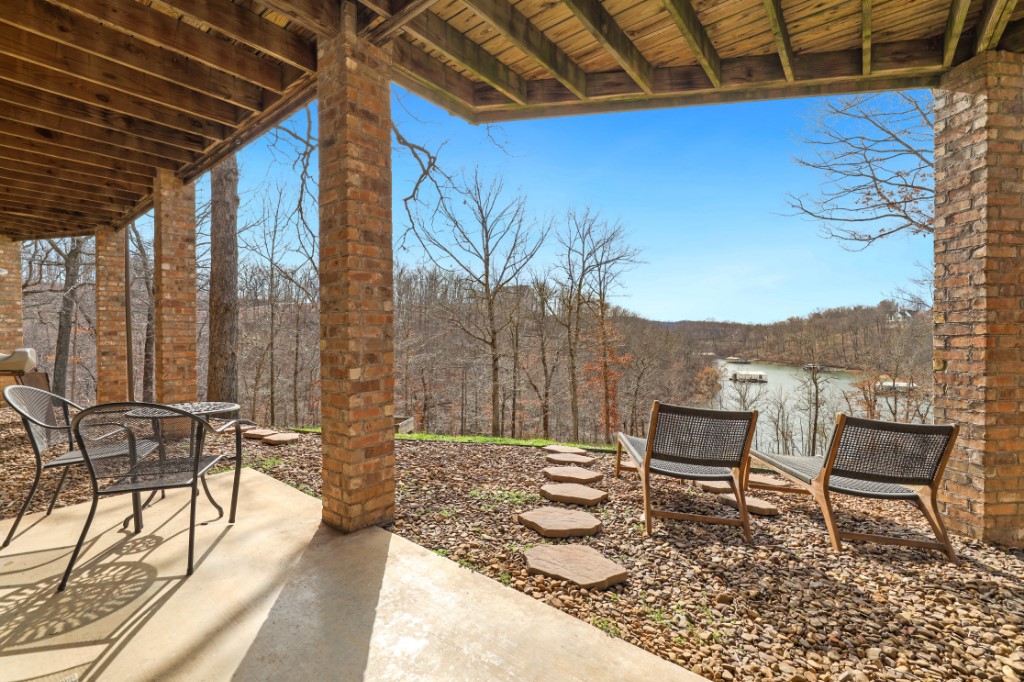 Hawks Landing On Beaver Lake Rurban - Residential