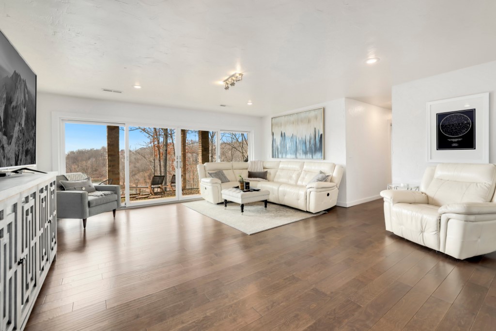 Hawks Landing On Beaver Lake Rurban - Residential