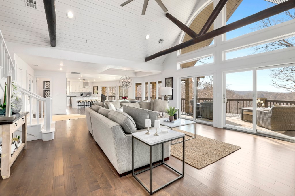 Hawks Landing On Beaver Lake Rurban - Residential