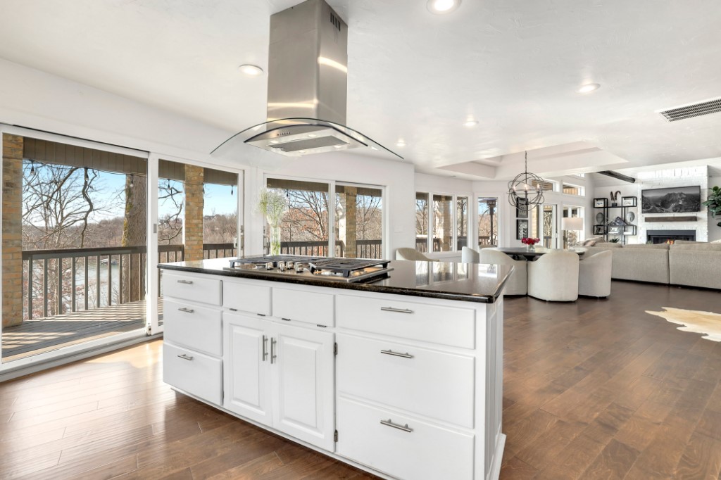 Hawks Landing On Beaver Lake Rurban - Residential