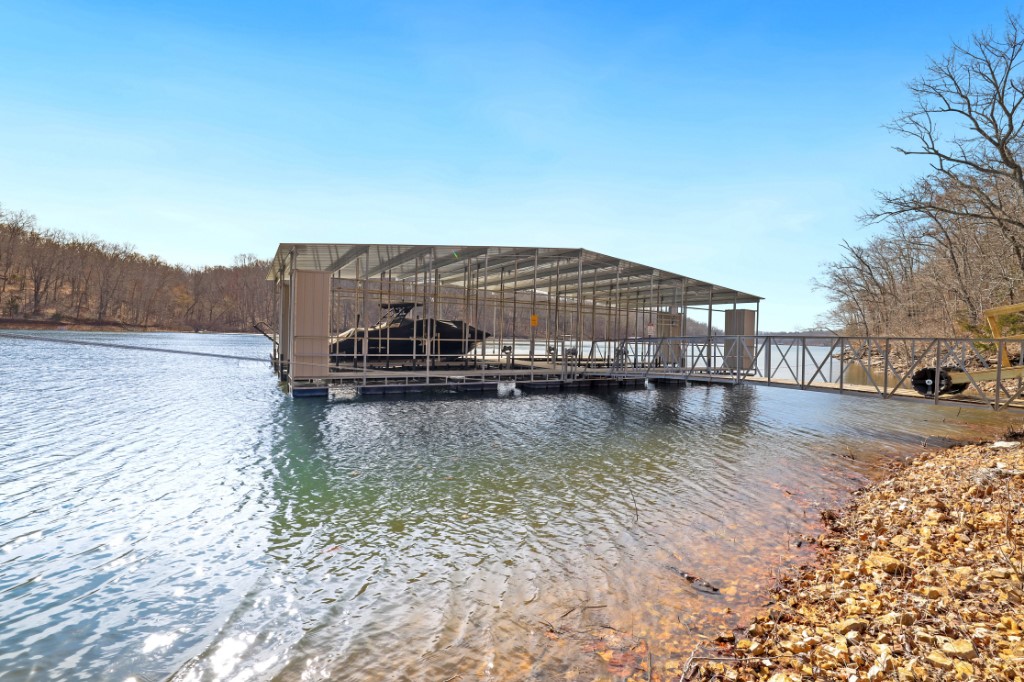 Hawks Landing On Beaver Lake Rurban - Residential