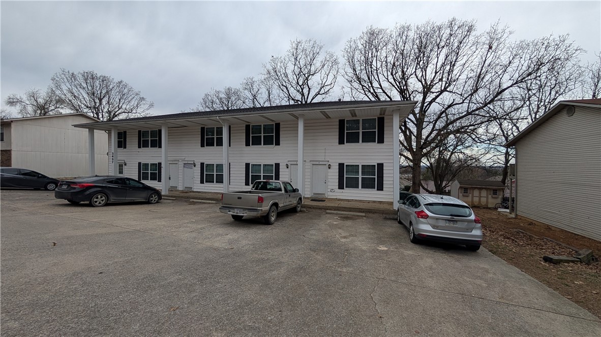 Available early June a 2-bedroom, 1.5-bathroom townhouse in northeast Fayetteville neighborhood. With a fenced in back yard area for this particular unit. This property is owned by an Arkansas Real Estate Broker, no interior smoking is allowed. Laundry and additional private storage are that is only about 30 feet from this townhome (service by only three other townhouse units).