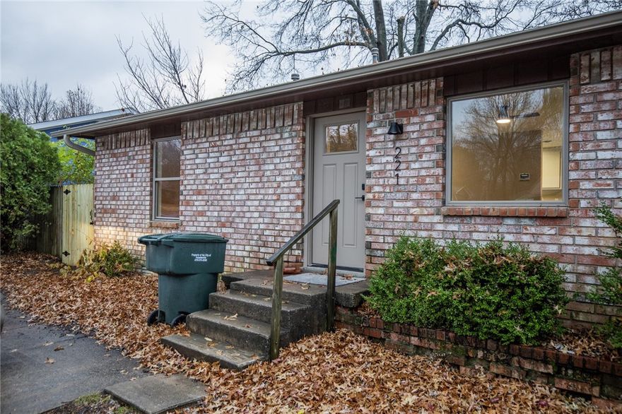 NEWELY REMODELED Duplex in Fayetteville!!!! 2 bedroom 1 bath. Kitchen features granite counters, tile
flooring and all new appliances including refrigerator, washer and dryer . Large living room has new
carpet and ceiling fan. Bathroom has granite counter additional storage over the toilet, and lighted
mirror. Both bedrooms have new carpet and ceiling fans. New Privacy fenced back yard.