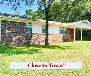 MUST SEE!! This home is close to town, has a spacious back yard, and is the perfect place for your family! Open Kitchen & dinning room area that will make entertaining guests easy! Don't miss out on this one!