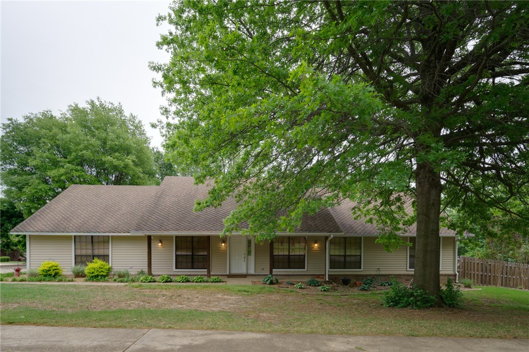 Great 3 bed/2 bath home in desirable east Fayetteville neighborhood dotted w/mature trees & community pool & tennis. Pre-inspected & comes with 2-10 home warranty. Many updates over the years, including added sunroom, remodeled master bathroom, popcorn ceilings removed & painted, all carpet removed & replace w/hardwood & interior totally repainted. Amenities include huge deck, pro landscaping, dining room, sunroom w/wet bar & doggie door to deck, office & exercise room. Corner lot w/side-entry garage.