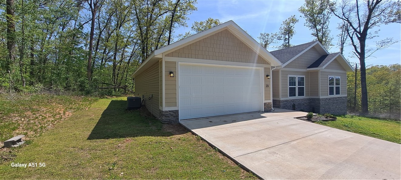 Beautiful home with private setting. Convenient access to I-49 and Wal-Mart, along with other Retail and
Dining Options. 3 Bedrooms, 2 Baths, Granite Counters, Fireplace, and Solid Surface Flooring. Available 10/5/24
