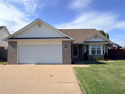 Photo of 903 Hunter Ridge, Siloam Springs, AR 72761 (MLS # 1346861)