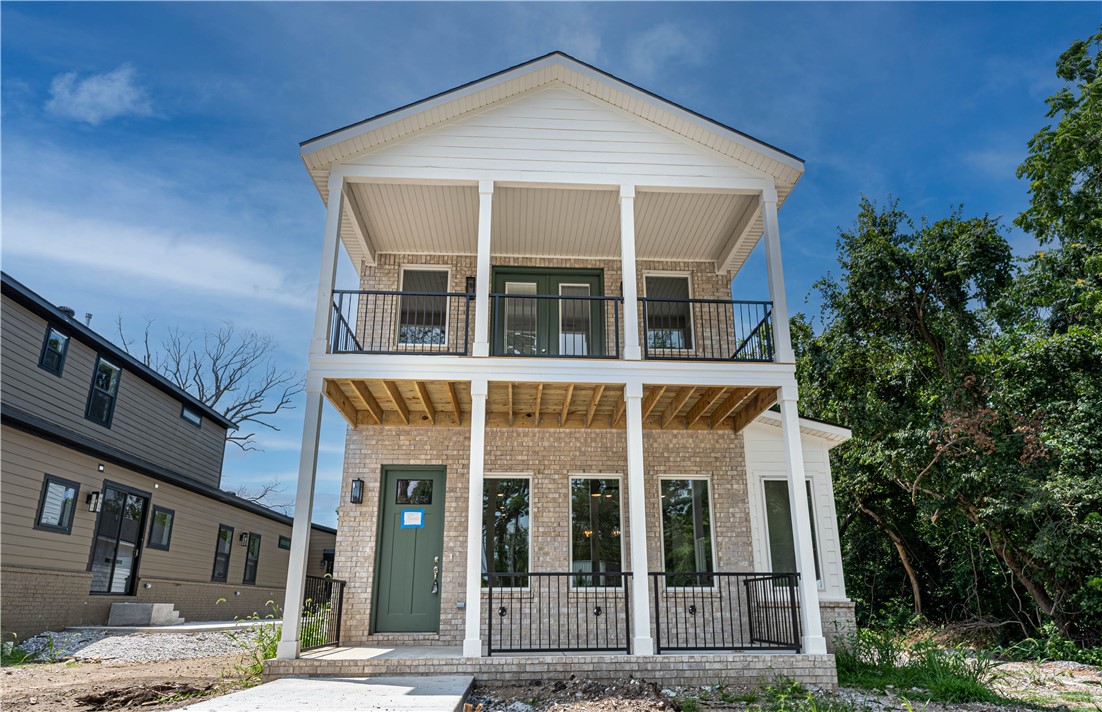Welcome To Your Next Home! Fabulous Downtown Bentonville New Construction Featuring 5...Yes 5
Bedrooms, Including 2 Main Level - 1 Being The Primary Suite And The Other A Secondary Suite. 3 More Bedrooms Up, Each With Attached Bath. Front Upper Bedroom Also Has Upper Balcony Access. Back On The Main Level, You Will Enjoy The Wide Open Living Area With Fireplace, Kitchen With Plentiful Cabinets And HUGE Island Offering Seating + A Dedicated Dining Area. Large Patio Area Just Off The Kitchen/Dining. So Many Upgrades, This One Is A Home Run! Come See And Start Dreaming About Being Right In The Mix Of Trails, Museums, Restaurants, Shopping And Everything The Downtown Lifestyle Offers!