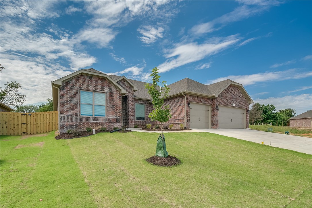 New construction home by MSJ Homes. 4 bed, 2.5 bath, 10ft ceilings, open floor plan, 3 car garage, gas range with vented microwave, Blinds, Fence and gutters included in price. SS appliances.
Taxes based on lot only