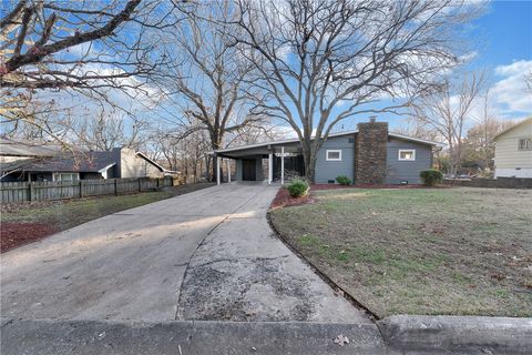 Photo of 841 E Windy Hill Street, Fayetteville, AR 72703 (MLS # 1330505)