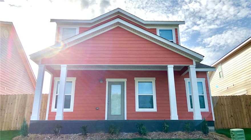 Adorable newer construction.  Enjoy all the amenities of the Links while living in a 3 bedroom home.  Close to I-49, Bus Route, Restaurants.