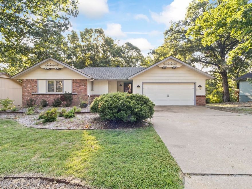 Charming 2 Bed 2 Bath 2 Car Garage Single Family home in Bentonville School district. Conveniently located close to I49, Restaurants, Wal Mart Home Office, Downtown Bentonville and more! Walk right out your back door, grab your mountain bike and jump on the Tavistock Canyon mountain bike trail that leads to multiple other trails for a fun filled day of Mountain Biking or enjoy the multiple other Community amenities Bella VIsta has to offer.  Schedule your tour today!