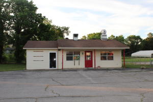 Commercial property on Main St in Flippin (Hwy 62). This property has 85' of hwy frontage and plenty of parking. Ready for you to set up as your dream business! In the heart of town and only minutes to the White River, Crooked Creek or Bull Shoals Lake.