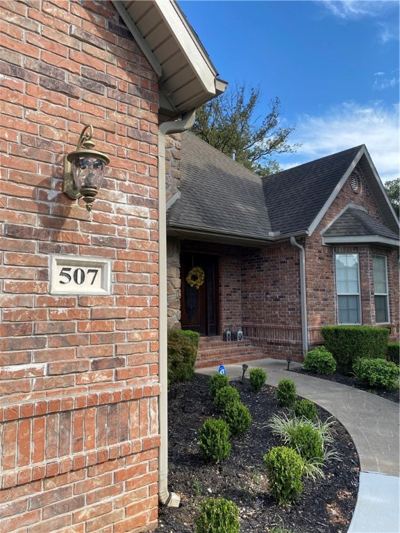 Beautiful home in the Simsberry Place subdivision. 4 bed, 2.5 baths located in the heart of Bentonville close to the Walmart Home Office and downtown Bentonville shopping and restaurants. Large backyard that has access directly to a biking/walking trail as well as access to mountain biking trails. Enjoy two separate living spaces, a large kitchen with two sinks, ceramic tile and crown molding throughout.