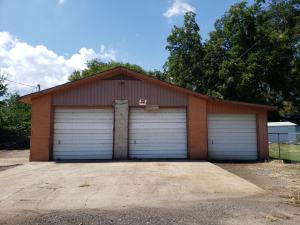 Commercial shop/ storage for sale . It comes with a kitchen, an office, storage area and big space to do mechanical services. Roof is one year old.Se vende un taller comercial. El local tiene una cosina pequena,oficina, un lugar para poner las herramientas y un lugar para trabajar en carros. El techo fue puesto hace un ano.