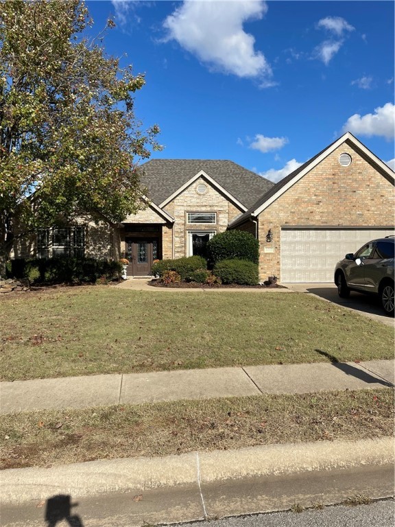 Donāt miss this beautiful home in the desired neighborhood of Hearthstone . A new roof and garage door has just been completed. This location puts you close to the best Rogers has to offer. 2 hour notice is required.
