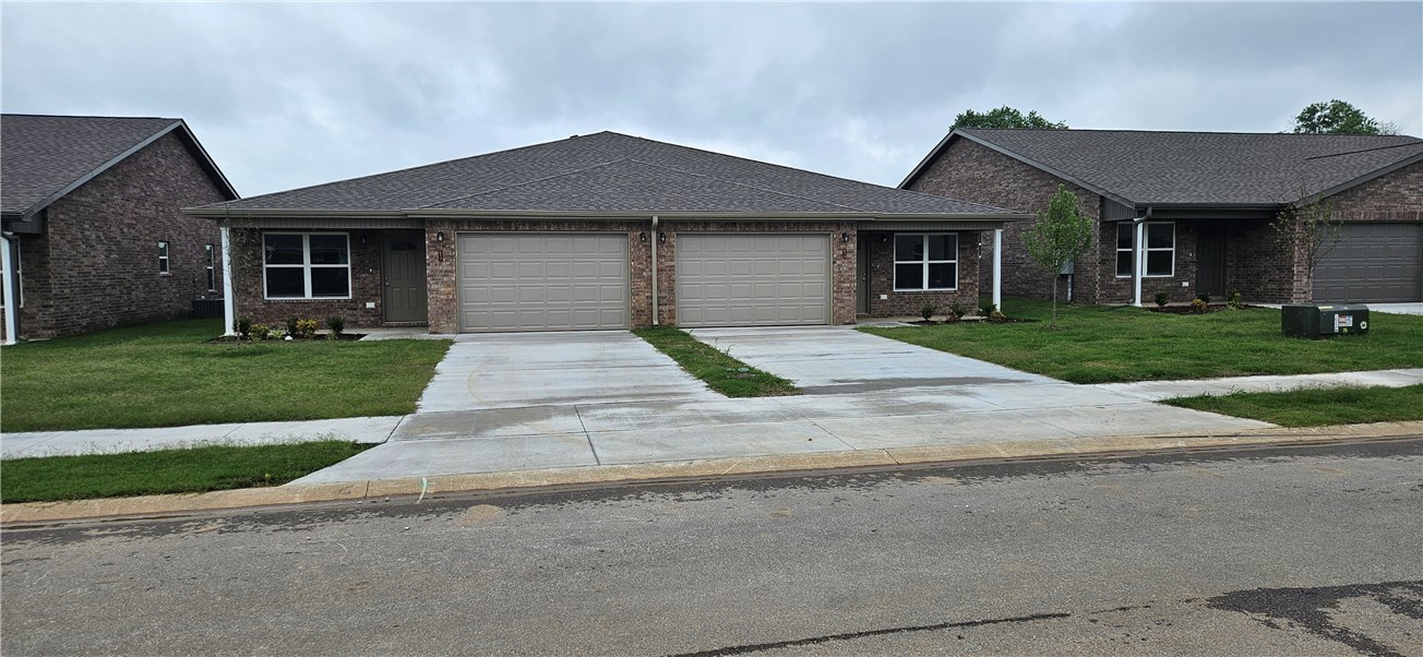 Brand new duplexes in Bentonville close to NWA Reginal Airport for lease. Home features 3 bedrooms, 2 bathrooms, 2 car garage, LVP throughout home, granite countertops, ceiling fans, open floorplan, covered back patio for grilling/entertaining, fenced in yard and all appliances included. 1 month free rent for tenant with all 1-year leases signed by August 1st, 2025.