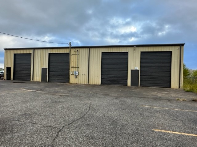Commercial Building C5 Zoning , 3600 sq. ft.(40x90) , 16 ft Roll up doors, Completely insulated , has heat and air. Office space or storage area downstairs and upstairs, restroom. Future business should be approved by City of Springdale. Great investment! Dealership monthly $1375, Billboard $450 monthly.
Brief explanation of C5 zoning: central commercial district with continuous retail frontage intended for offices and retail establishments that serve the entire metropolitan region