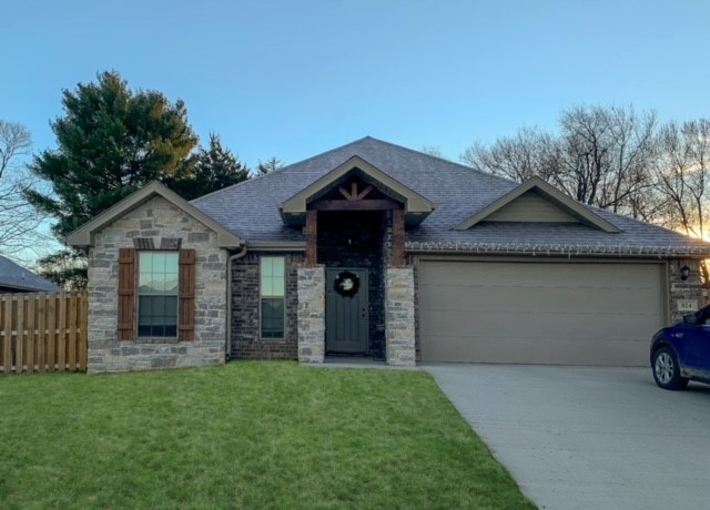 A great opportunity to own a home that looks as great as new construction. 1700 KI Series this plan offers 1761 s.f., open format for the whole family to enjoy. Home is located in Fox Spur and is in one of the best locations in Pea Ridge. You don't want to miss this spectacular home. Call for a private showing.