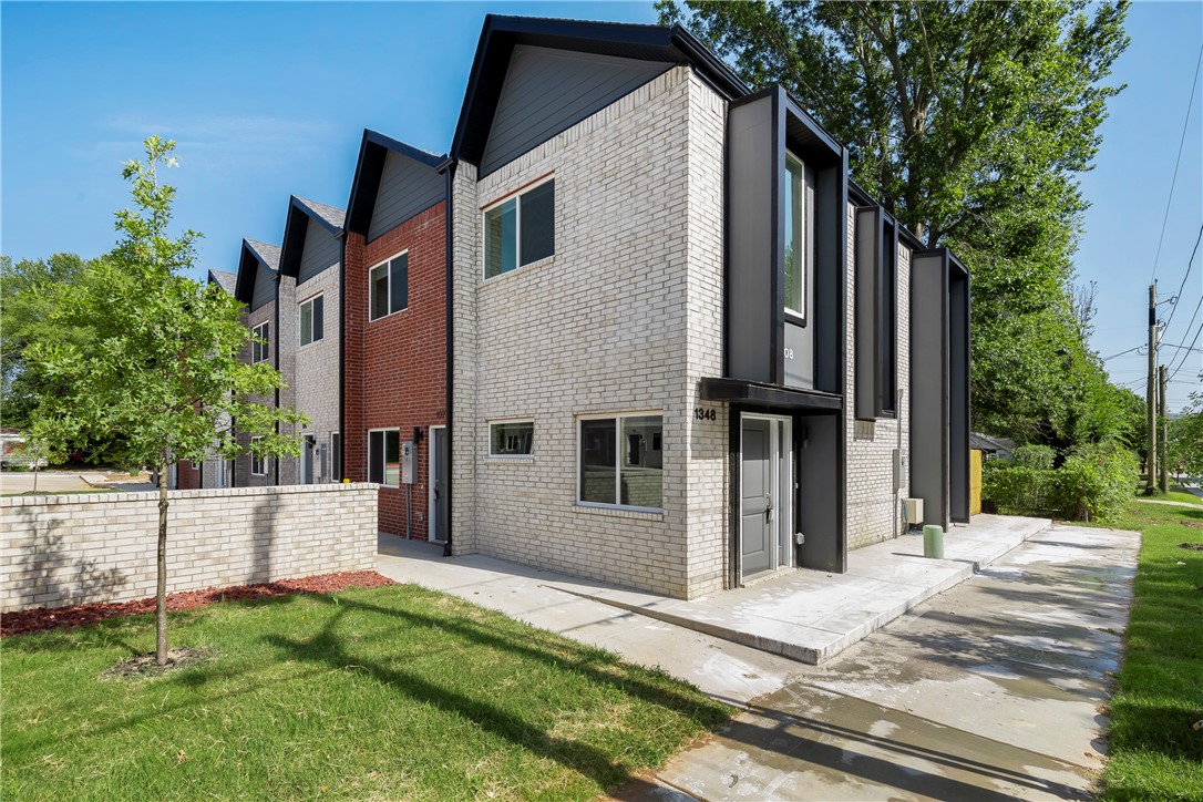 New Construction with unique European Nordic architecture townhomes 2 bedroom 2.5 bathroom with private fenced backyard. CENTRAL LOCATION for University of Arkansas students and employee by MLK and University Ave. Continuation of the West Avenue cultural corridor. Close to the Razorback Greenway. By the school bus stop. Walking distance from landmark downtown restaurants. Down the road from Dickson Ave. Walking distance from the new South Yard development on MLK housing the new Central barbecue Fayetteville, Taco & Tamale , The Meteor Cafe. We are behind Nomads Southtown restaurant, next-door to the Farmers Table Cafe. Few blocks from Neighborhood Walmart, The new Windgate studio and design center Fulbright School of Art and Sciences, the new Anthony Timberland Center project for the school of architecture .. Walking distance from Wilson park &greenway biking trail and much more.