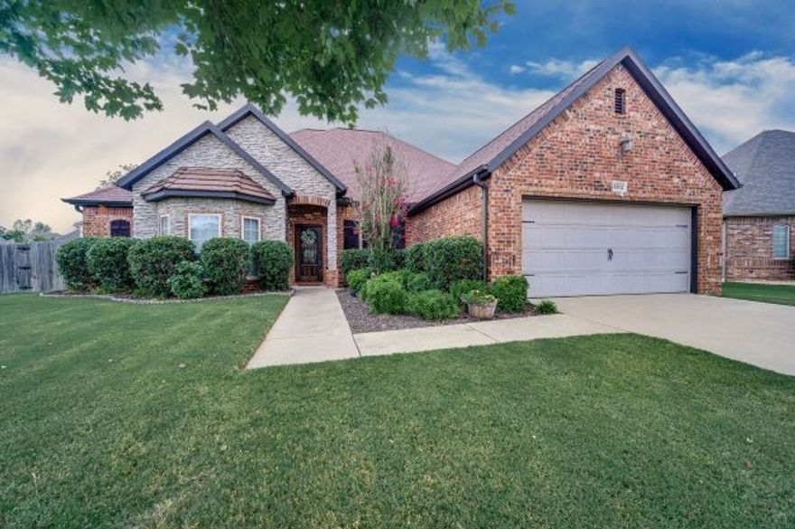 Fabulous curb appeal with this one level Bentonville home! 4 bedrooms, 3 baths, formal dining room, hand scraped hardwood in foyer,  formal dining, living and down both halls.  Great kitchen with 3 cm granite, stainless appliances, breakfast bar, pantry, gas cooktop, undercabinet lighting and much more.  Covered back porch and large fenced back yard complete this home!  Home is currently tenant occupied, occupancy must be 11/1/21.