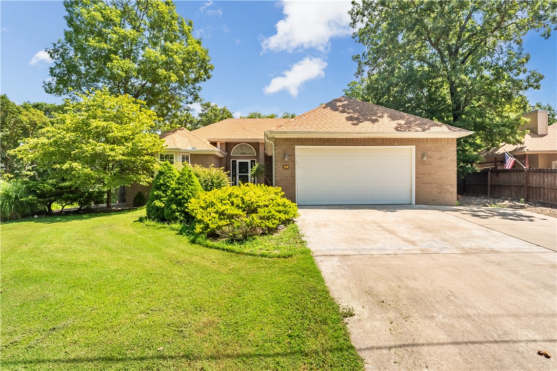 Looking for a fully furnished home in Bella Vista under $350,000? Here it is! Well-maintained, all brick home in a great area. Less than 5 minutes to Loch Lomond. This home is located on a great lot. Don't miss out on this gem!