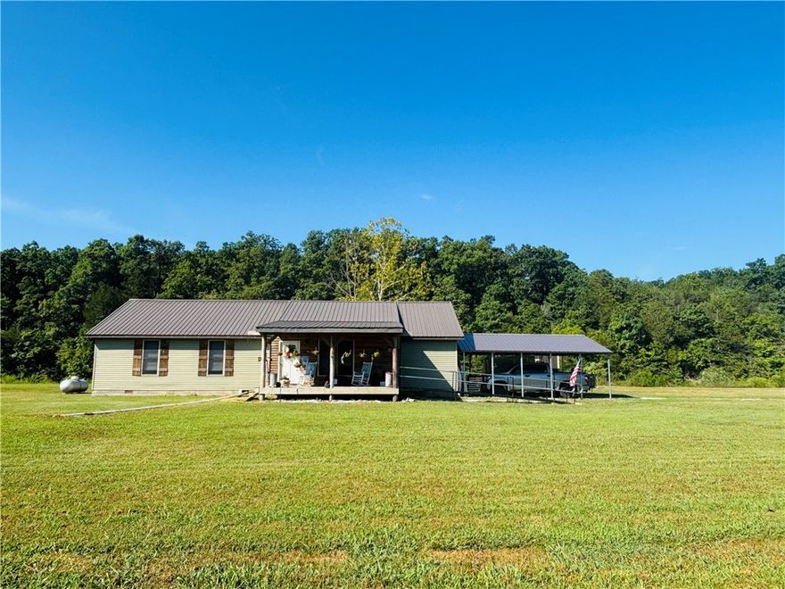 Situated on 3 AC M/L, than 10 minutes from Pigeon Creek access to the beautiful Norfork Lake, this remodeled 4-bed, 2-bath creekfront retreatboasts stunning views, privacy and easy access to Mountain Home. As you enter, you'll be greeted by beautiful views of the surroundinglandscape, providing a serene backdrop for everyday living. The open floor plan seamlessly connecting the living, dining and kitchen areas -ideal for entertaining or enjoying a quiet evening at home. Step outside to experience the ultimate in privacy and nature, with ample outdoorspace to explore and unwind. Whether you’re relaxing by the creek, soaking in the views, or enjoying a cozy fire pit under the stars, this propertyis designed for those who cherish the outdoors. Back on market thru no fault of the sellers!