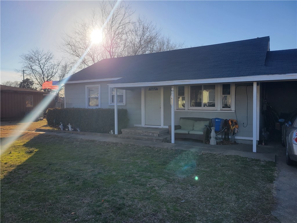 So many opportunities. Starter home? Investment property? Looking to downsize? This home is ready for
you to add your personal touch and make it yours. Cozy Siloam Springs home with several updates and
features including a large fully fenced in yard, newer windows, updated flooring, spacious kitchen with
dining area (could be used as office/bonus living area), and an attached carport with 272 sq ft work shop
area. Great home to be sold as is.
