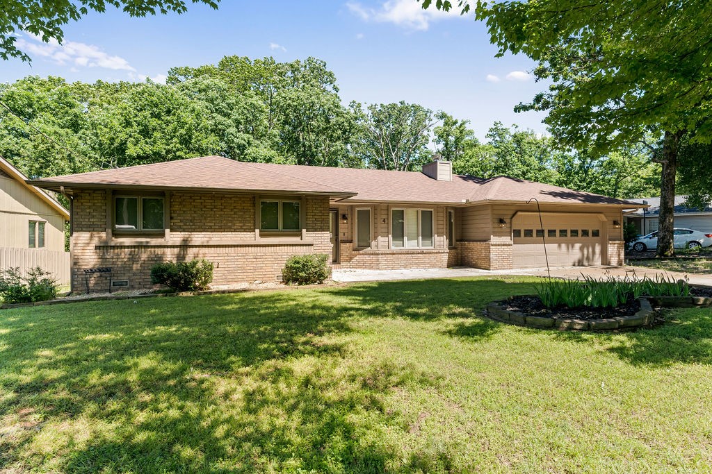 Wonderful home in the Somerset Subdivision! Well-maintained home features open living space that is bathed in wonderful natural light and offers gas fireplace for those chilly nights. Splendid eat-in kitchen with great eating area. Spacious bedrooms with master providing walk-in closets. Fantastic sunroom and gorgeous open deck gives everyone the ideal area to unwind from the day. Maintenance free gutters with leaf, with a transferrable warranty. Located on cul-de-sac in established and quiet neighborhood with family friendly surroundings. Conveniently located near clubhouses, golf courses, and local restaurants making it perfect for those looking to enjoy the best of Bella Vista living. Just moments from three of Bella Vista's stunning lakes. Enjoy all the amenities that Bella Vista has to offer including, playground, trails, pool, clubhouse and much more. Must see this one today!