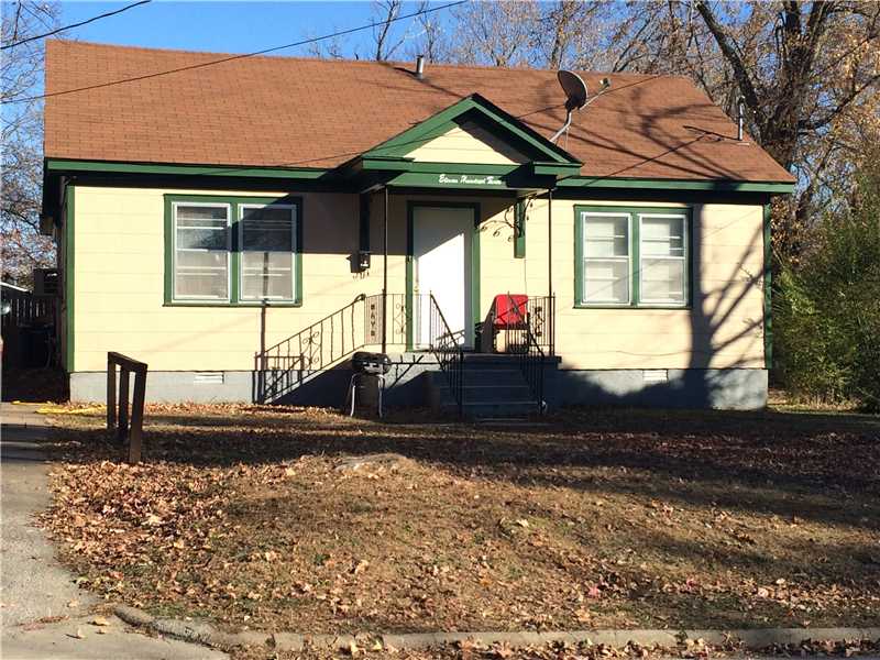 Cute newly remodeled and spacious duplex. Entire building is 2286 sq ft. Unit 1 has 3 bed 2 bath and currently rents for $650. Unit 2 has 2 bed 2 bath and rents for $475.