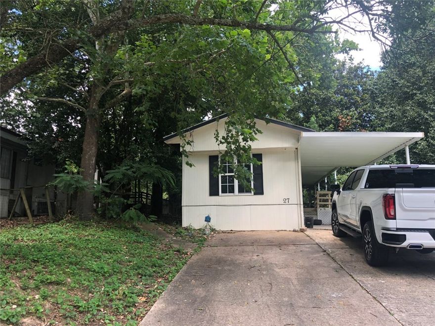 2 bedroom, 2 bath mobile home in Bella Vista, very clean, Large living room, extremely large front porch, utility/den, built-ins in master bedroom, large kitchen with breakfast nook, with bar, Central heat and electric, all appliances, propane, move in ready. Very nice property, spacious.