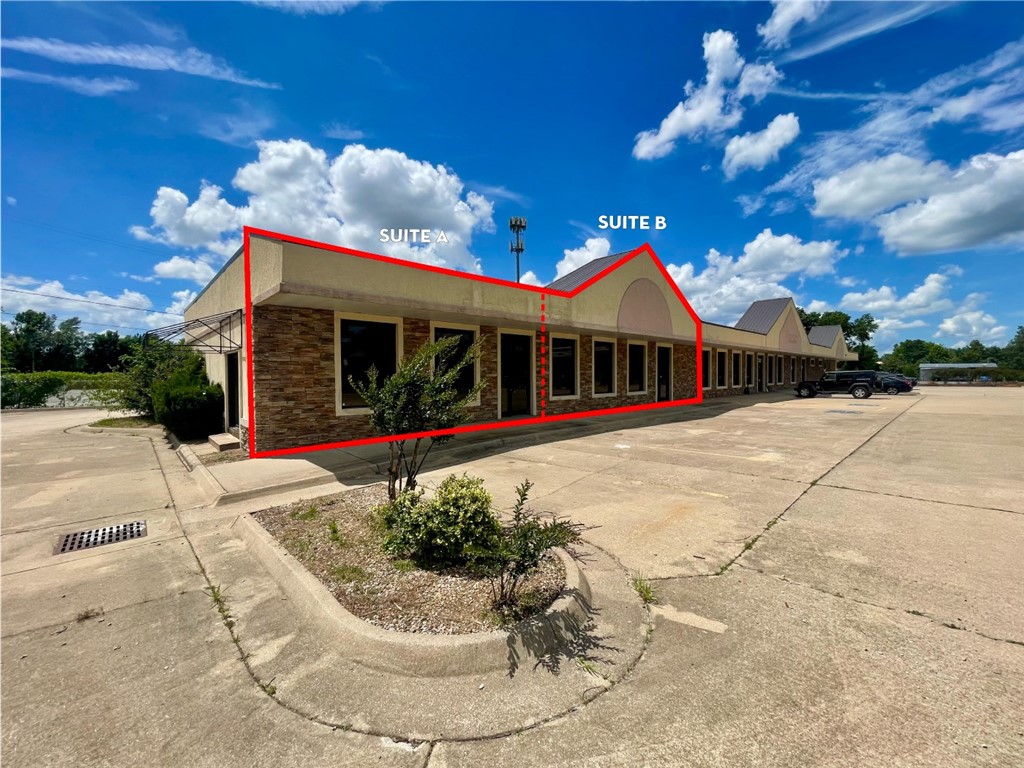 Retail/office space for lease centrally located in Rogers just off of W Walnut St! Within 5 minutes of I-49 and Downtown Rogers. Open floor plan ideal for many retail and office uses. Suites A&B currently one space that can be subdivided. Multiple improvements recently completed. Two new HVAC units installed 2023. Roof replaced 2025. 12 dedicated parking spaces. Anchored by EagleCrest Recovery LLC.