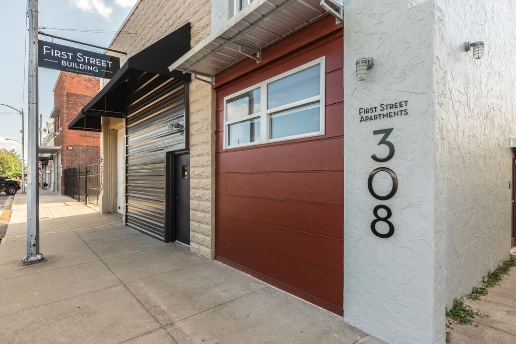 Great Location!!! Downtown Rogers Modern Studio Apartment, includes washer/dryer, stainless kitchen appliances, cork floors, awesome view, beautiful large tile shower high ceilings extra storage area water paid